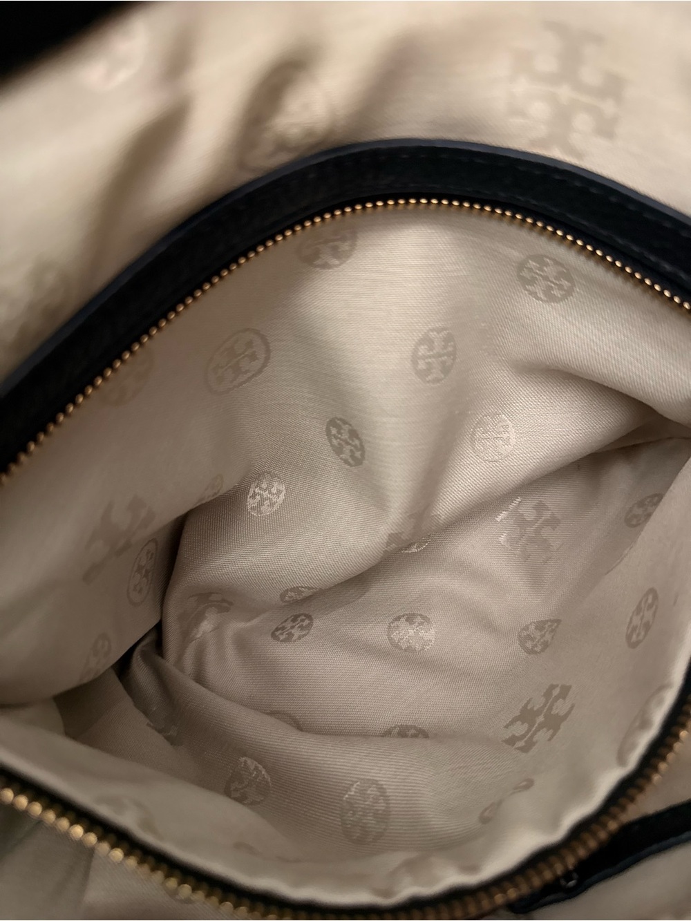 Tory Burch Black Leather Amanda bag with Gold-Tone Logo Hardware - Picture 9 of 10